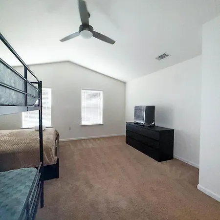 Modern 4 Bedroom Near Uptown