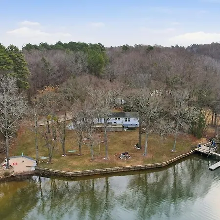 Castaway Cove 5 Bed Retreat Fire Pit Hot Tub! Holiday home Charlotte
