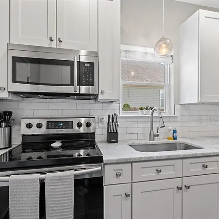 2br With Fenced Backyard, Minutes To Uptown Holiday home