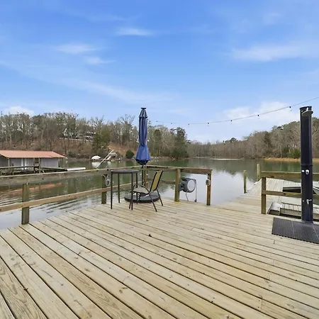 Holiday home Castaway Cove 5 Bed Retreat Fire Pit Hot Tub!