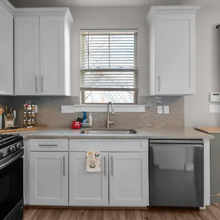 3br Townhome | 5 Min To Uptown, Boa, & Atrium *