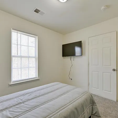 Holiday home 5 Mi To Uptown Charlotte! Family Retreat W/ Yard Charlotte