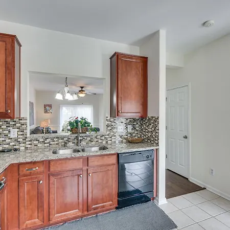 Dog-friendly Townhome W/ Patio In Area! Charlotte