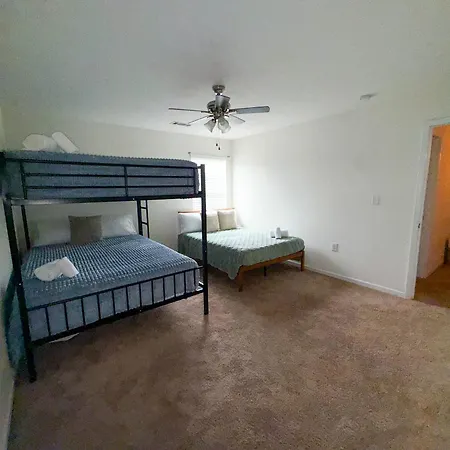 Modern 4 Bedroom Near Uptown *