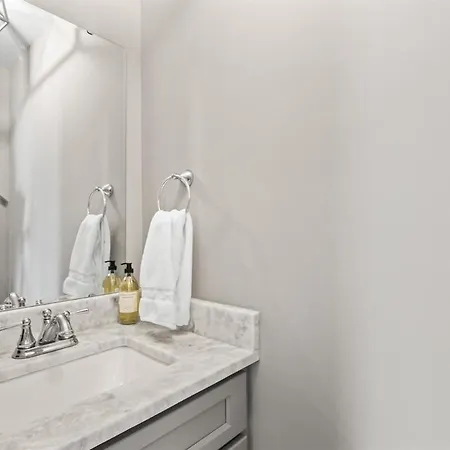 2br With Fenced Backyard, Minutes To Uptown Charlotte