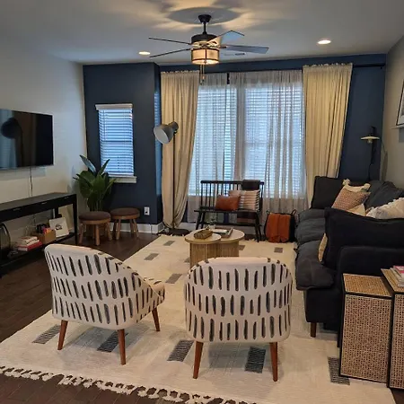 Qc Rooftop Retreat | Rooftop | Garage | Dog Park Holiday home