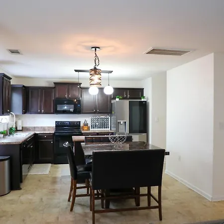 Modern 4 Bedroom Near Uptown Holiday home