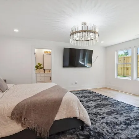 Holiday home Luxury Build - King Beds - Minutes To Uptown *