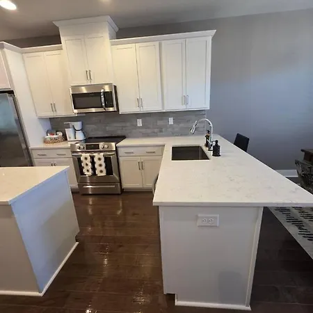 Qc Rooftop Retreat | Rooftop | Garage | Dog Park Holiday home *
