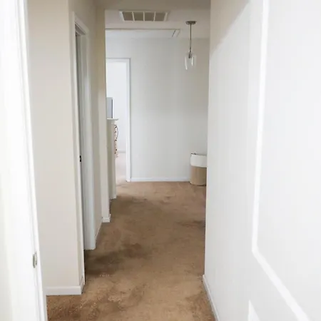 Modern 4 Bedroom Near Uptown