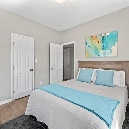 Holiday home 2br With Fenced Backyard, Minutes To Uptown Charlotte