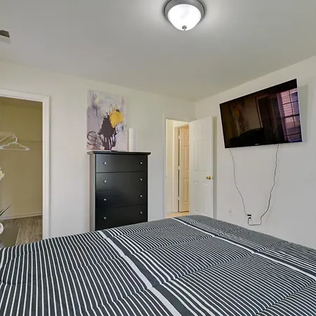 Holiday home 5 Mi To Uptown Charlotte! Family Retreat W/ Yard Charlotte