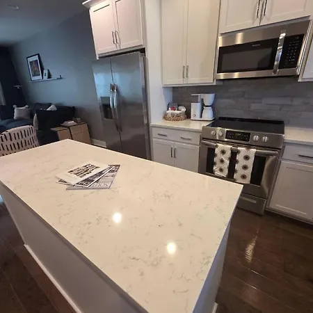 Qc Rooftop Retreat | Rooftop | Garage | Dog Park *
