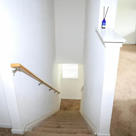 Modern 4 Bedroom Near Uptown Holiday home