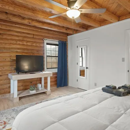 Renovated 5br/3ba W/ Rec Holiday home