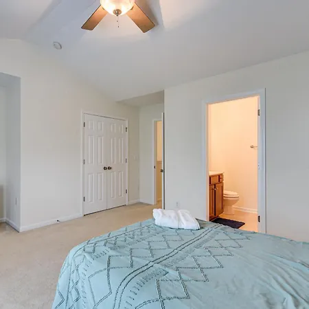 Dog-friendly Townhome W/ Patio In Area!
