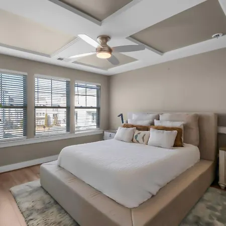 3br Townhome | 5 Min To Uptown, Boa, & Atrium Holiday home