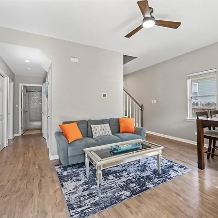 2br With Fenced Backyard, Minutes To Uptown Holiday home