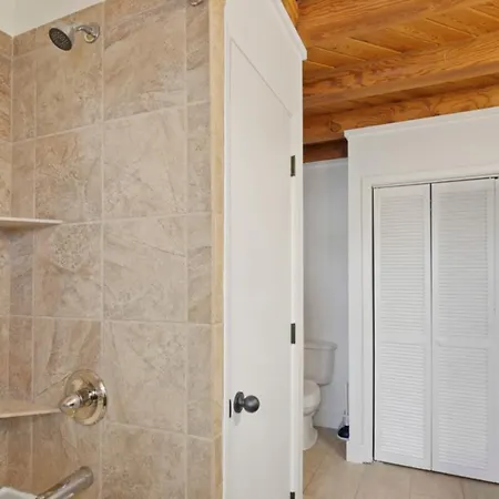 Renovated 5br/3ba W/ Rec Holiday home