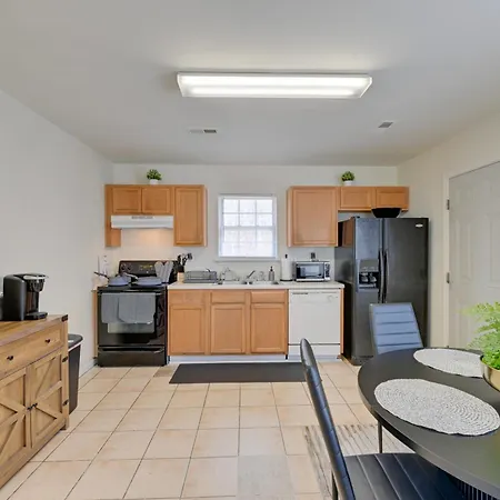 Holiday home 5 Mi To Uptown Charlotte! Family Retreat W/ Yard *