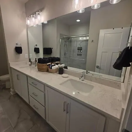 Qc Rooftop Retreat | Rooftop | Garage | Dog Park Holiday home *