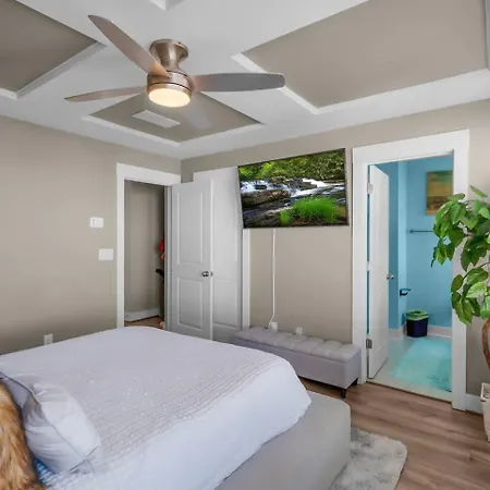 Holiday home 3br Townhome | 5 Min To Uptown, Boa, & Atrium Charlotte