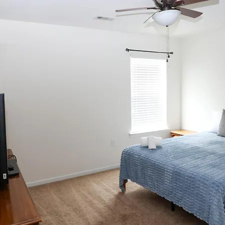 Modern 4 Bedroom Near Uptown