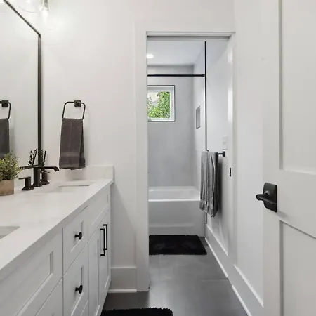 Luxury Build - King Beds - Minutes To Uptown Holiday home