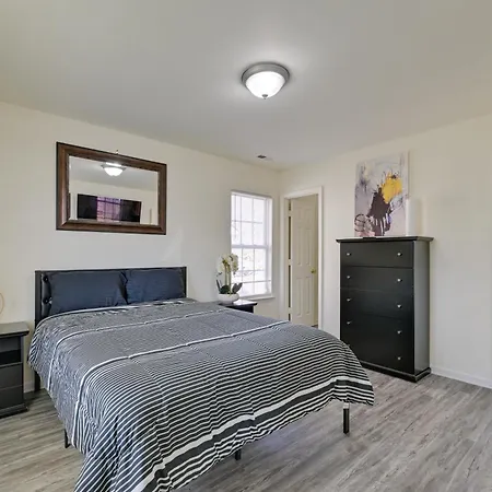 Holiday home 5 Mi To Uptown Charlotte! Family Retreat W/ Yard Charlotte