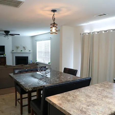Modern 4 Bedroom Near Uptown Holiday home