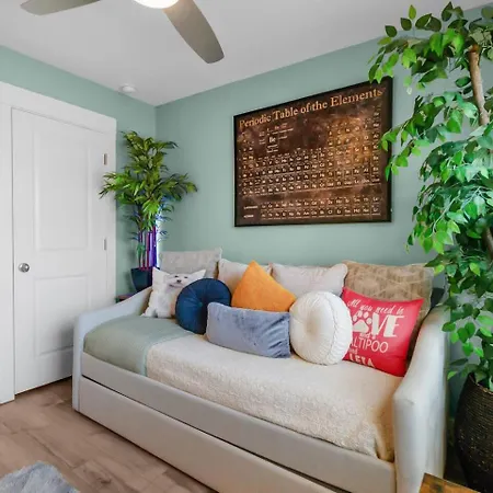 Holiday home 3br Townhome | 5 Min To Uptown, Boa, & Atrium *