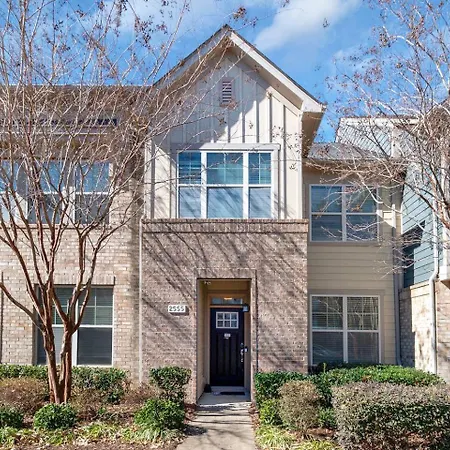 3br Townhome | 5 Min To Uptown, Boa, & Atrium