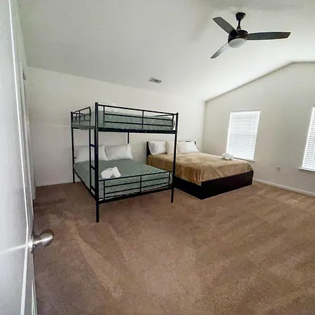 Modern 4 Bedroom Near Uptown Holiday home