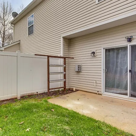 Holiday home Dog-friendly Townhome W/ Patio In Area!