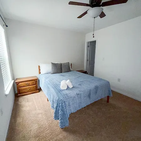 Holiday home Modern 4 Bedroom Near Uptown