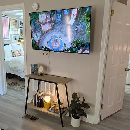 Small Space, Big Personality W/ King + Queen Bed Holiday home Charlotte