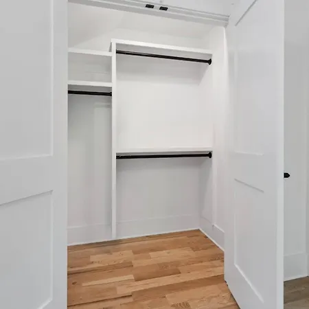 Holiday home Luxury Build - King Beds - Minutes To Uptown *