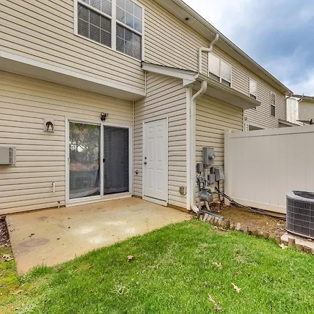Dog-friendly Townhome W/ Patio In Area!