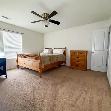 Modern 4 Bedroom Near Uptown *