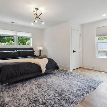 Holiday home Luxury Build - King Beds - Minutes To Uptown