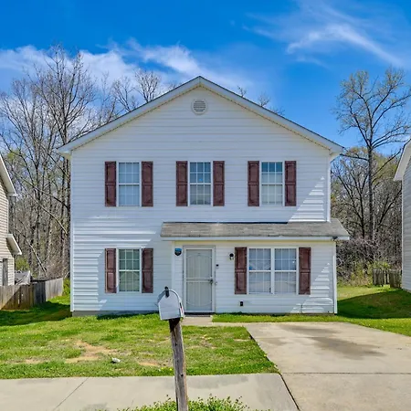 5 Mi To Uptown Charlotte! Family Retreat W/ Yard Holiday home