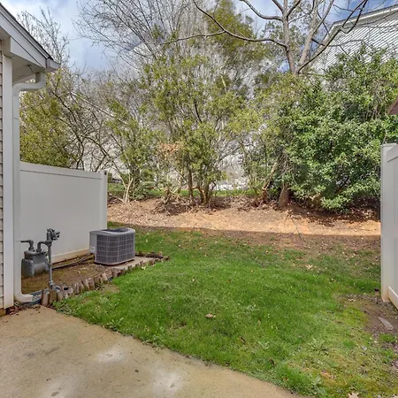 Dog-friendly Townhome W/ Patio In Area! Holiday home Charlotte