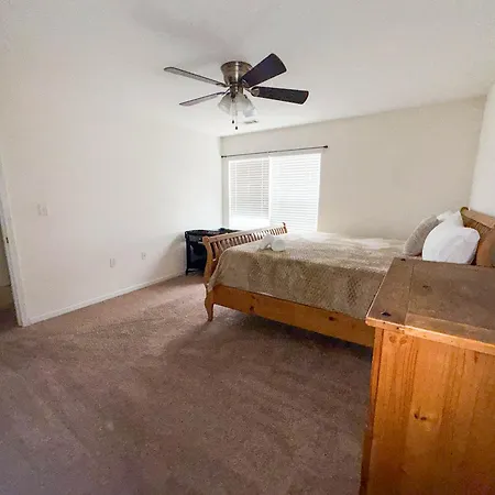 Modern 4 Bedroom Near Uptown *
