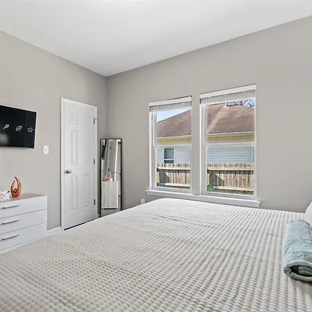 Holiday home 2br With Fenced Backyard, Minutes To Uptown Charlotte