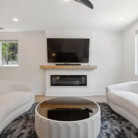 Holiday home Luxury Build - King Beds - Minutes To Uptown