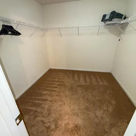 Modern 4 Bedroom Near Uptown Holiday home