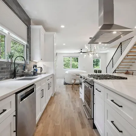 Holiday home Luxury Build - King Beds - Minutes To Uptown *
