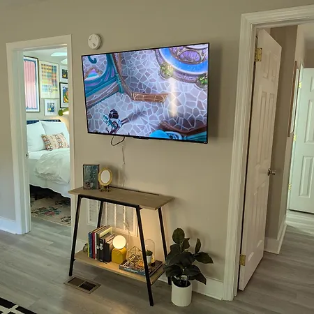 Small Space, Big Personality W/ King + Queen Bed Holiday home