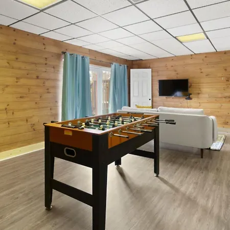 Renovated 5br/3ba W/ Rec Holiday home Charlotte
