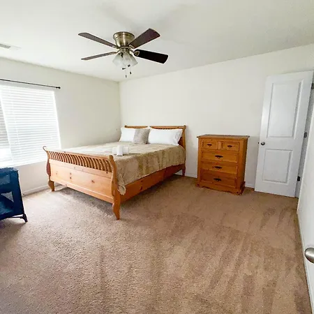 Holiday home Modern 4 Bedroom Near Uptown
